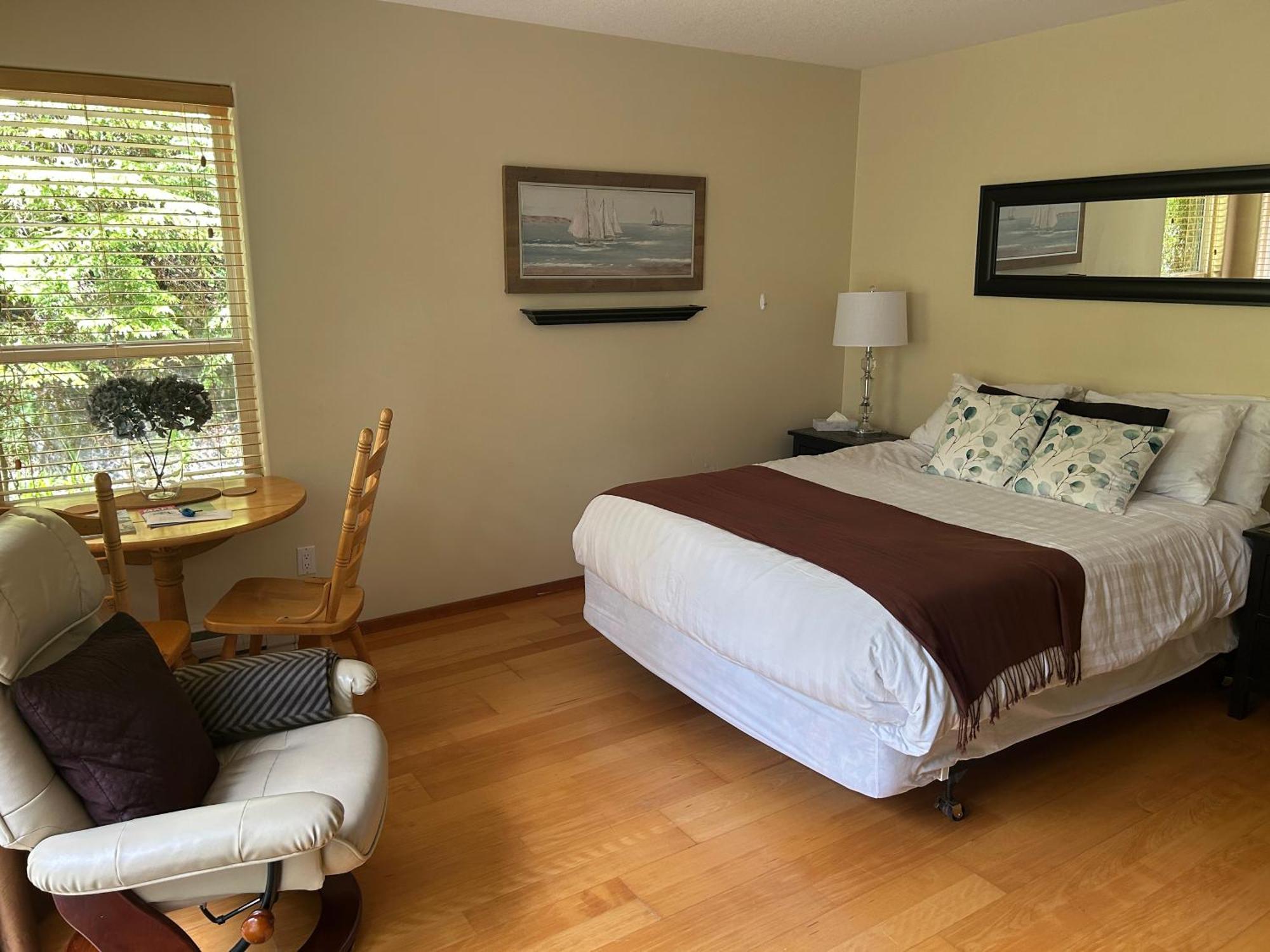 Cobble Wood And Bird Sanctuary Guest Houses Tofino Exterior foto