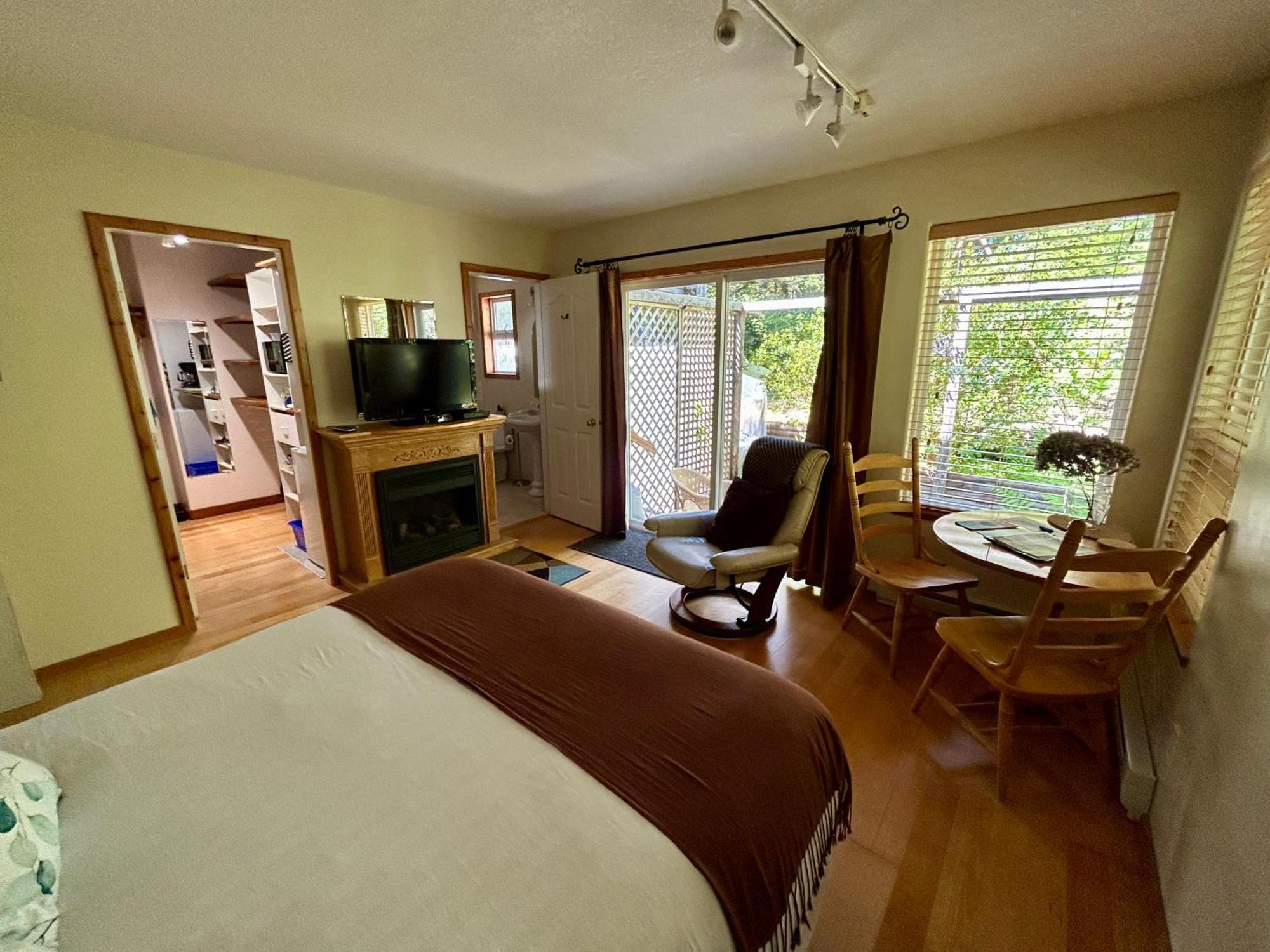 Cobble Wood And Bird Sanctuary Guest Houses Tofino Exterior foto